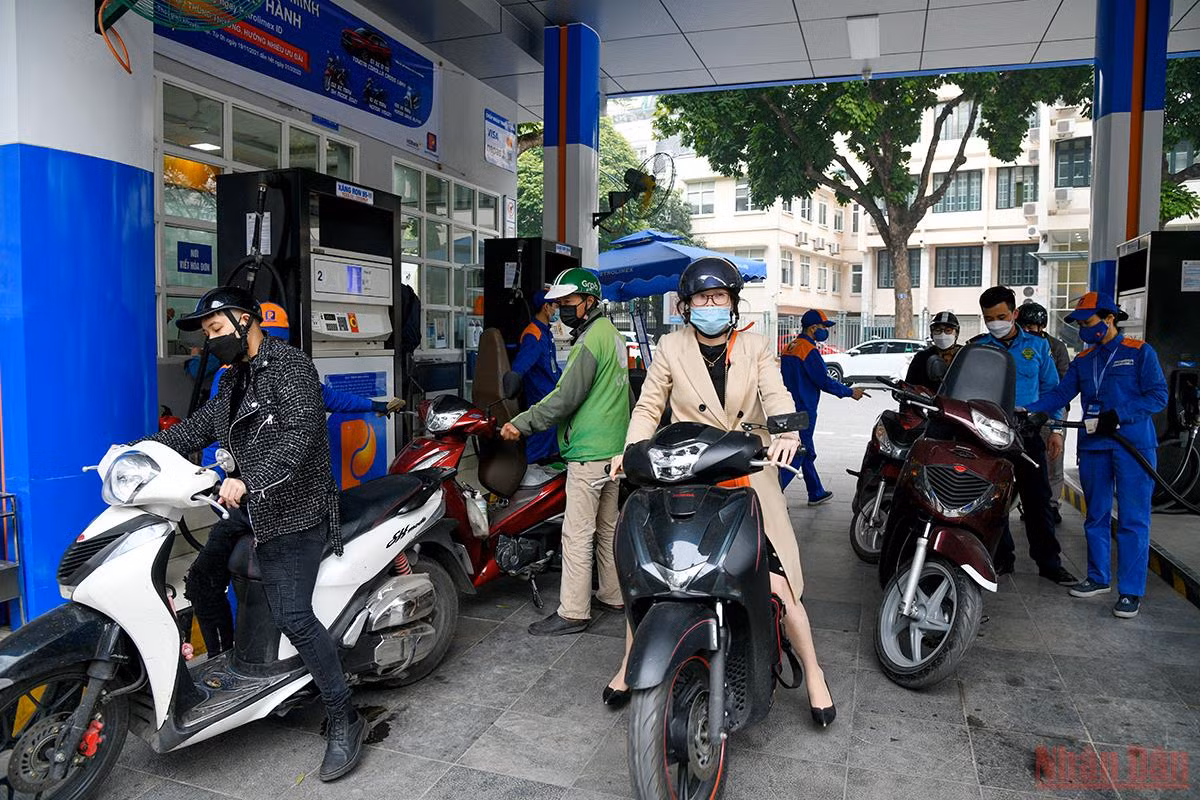 Giá xăng dầu tiếp tục tăng lần thứ 6, người dân Thủ đô tranh thủ đi mua trước giờ tăng giá -0