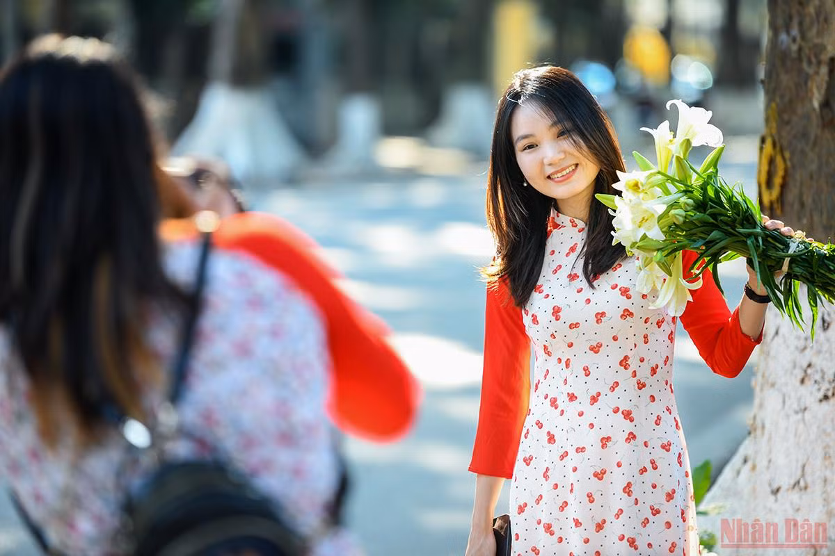 Tháng tư mùa hoa loa kèn tinh khôi xuống phố Hà Nội -0
