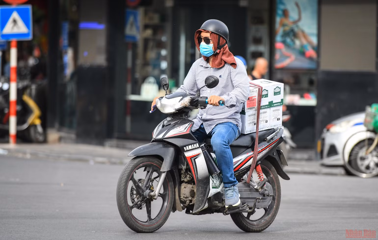 Người dân Hà Nội chống chọi với nắng nóng gay gắt -0