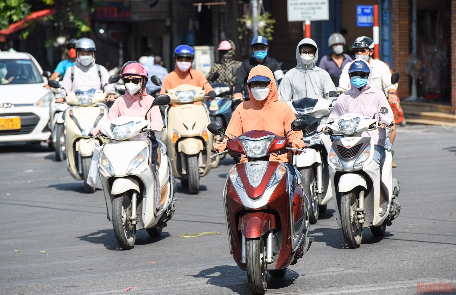 Người dân Hà Nội chống chọi với nắng nóng gay gắt -0