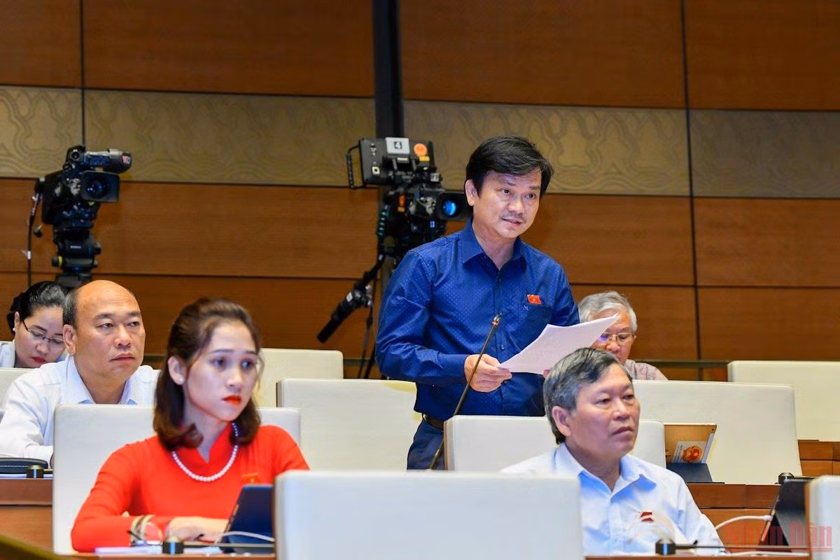 Tiếp tục hoàn thiện quy định pháp luật về phổ biến, sử dụng Quốc kỳ, Quốc huy, Quốc ca -0