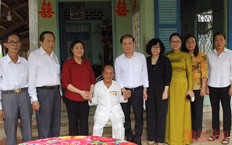Trưởng Ban Dân vận Trung ương thăm Anh hùng lao động thời kỳ đổi mới tại Vĩnh Long -0