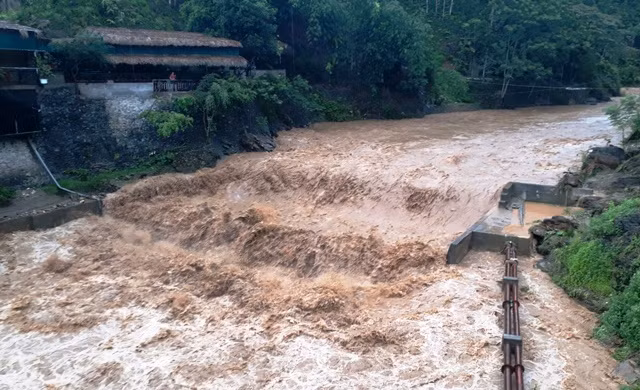 Mưa lớn làm sạt lở đất, ách tắc giao thông ở Lào Cai -0