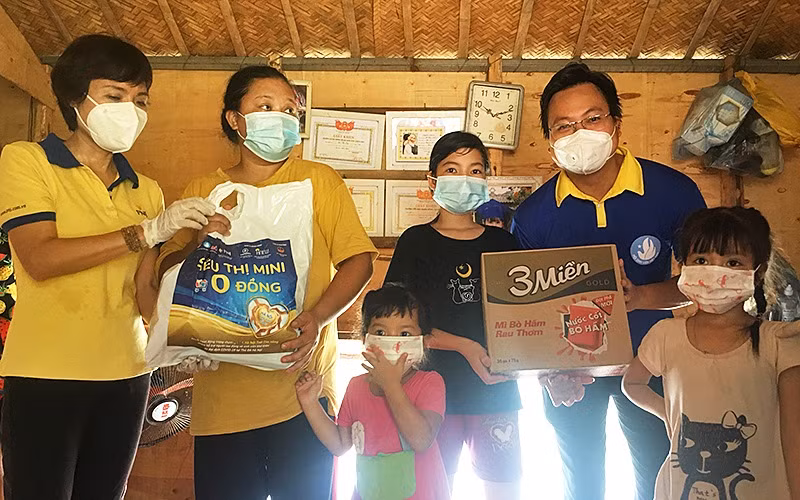 “Siêu thị 0 đồng” đặc biệt tại xóm ngụ cư dưới chân cầu Long Biên -0