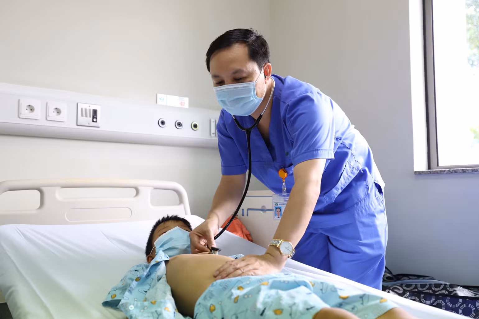 8 trẻ ngộ độc do ăn quả hồng trâu đã ra viện -0