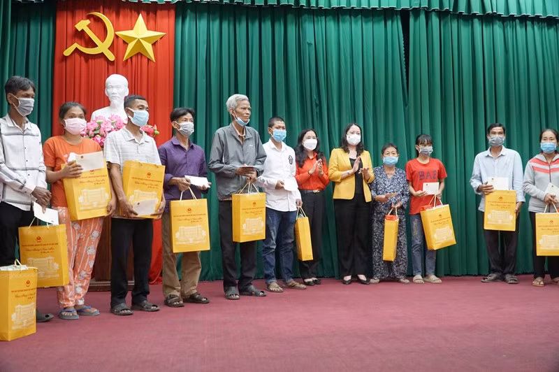 Phó Chủ tịch nước thăm và tặng quà Tết cho người nghèo tại Sóc Trăng -0