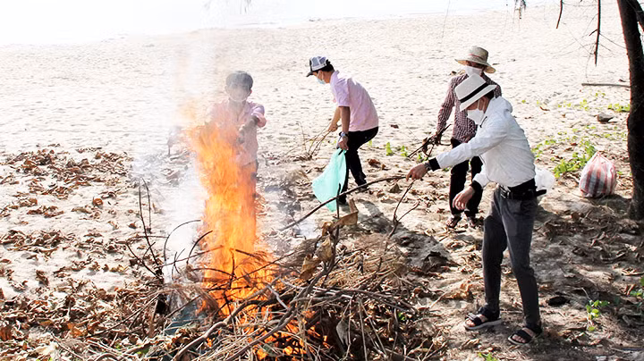 Chung tay làm sạch bãi biển -0