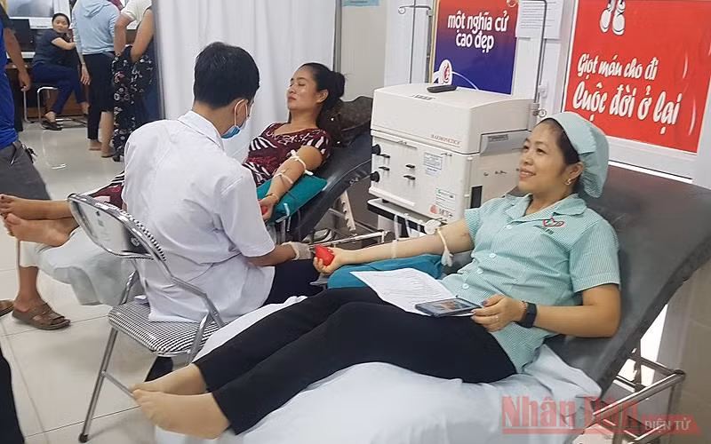 Cập nhật: Lật xe khách ở Quảng Bình, ít nhất 13 người tử vong -0