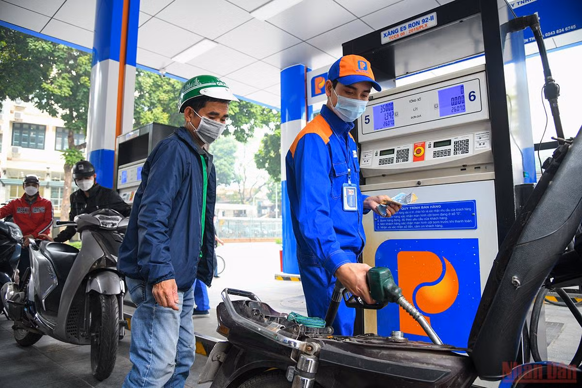 Giá xăng dầu tiếp tục tăng lần thứ 6, người dân Thủ đô tranh thủ đi mua trước giờ tăng giá -0