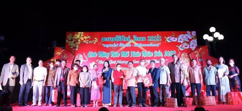 Đêm đầm ấm tình nghĩa kiều bào tại Lào -0