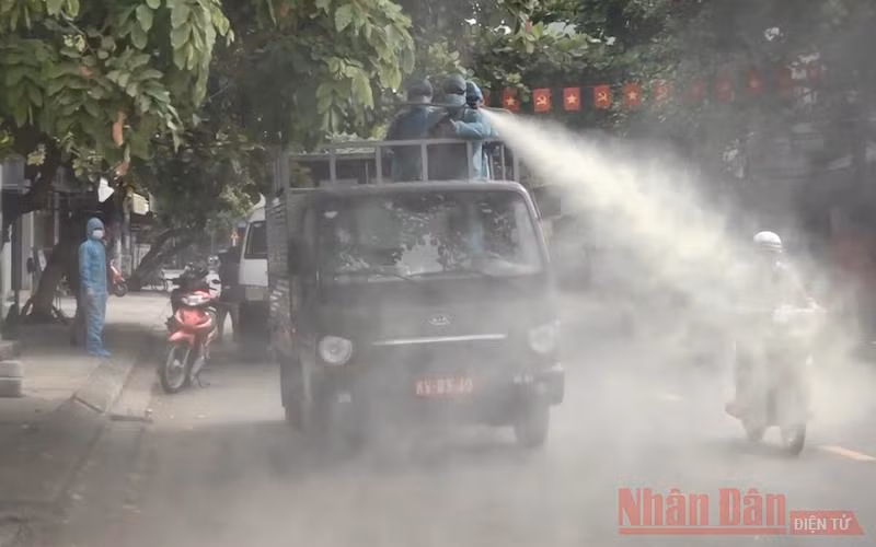 Khử trùng khu dân cư có bảy ca bệnh trong một nhà -0