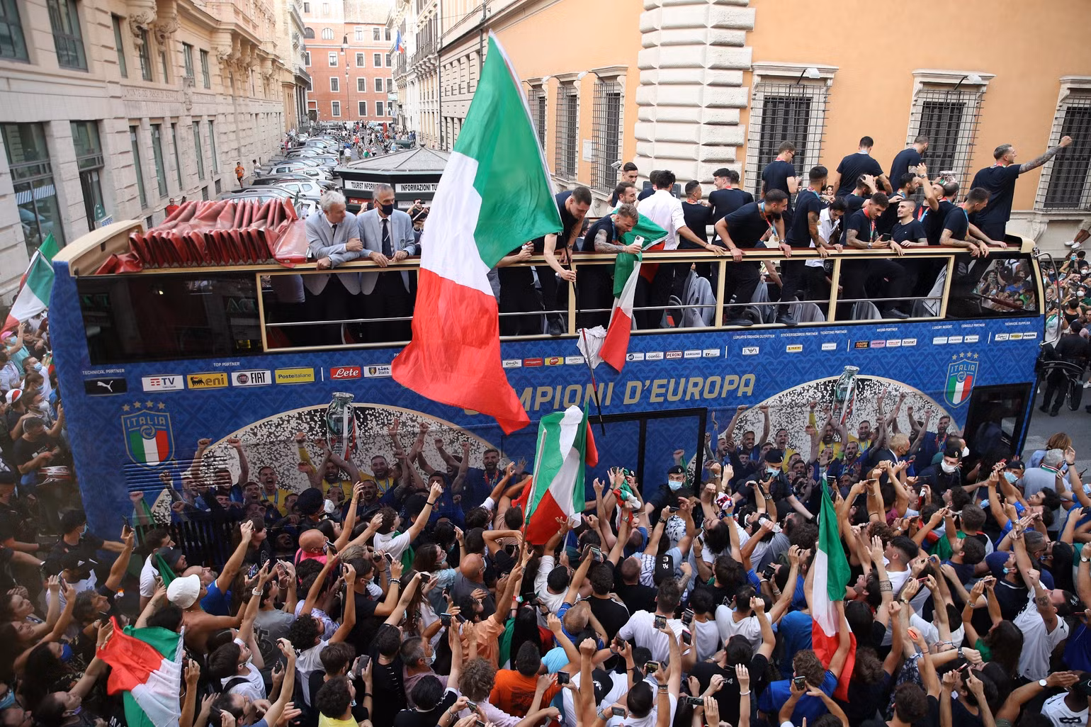 Biển người ăn mừng chức vô địch EURO 2020 cùng đội tuyển Italia -0