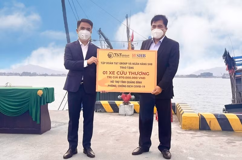 T&T Group và SHB trao tặng xe cứu thương hỗ trợ Quảng Trị - Quảng Bình chống dịch -0