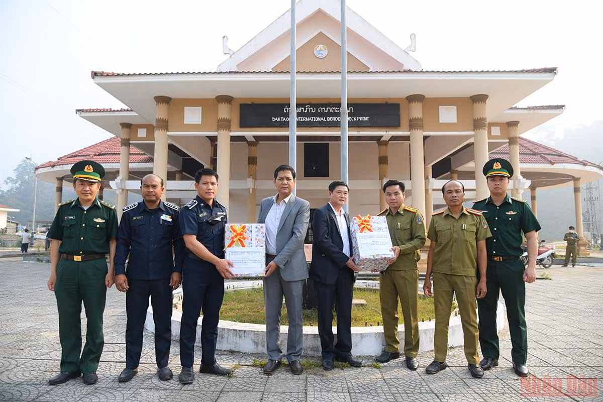 Quan hệ hữu nghị đặc biệt Việt - Lào: Tết của bạn là Tết của mình -0