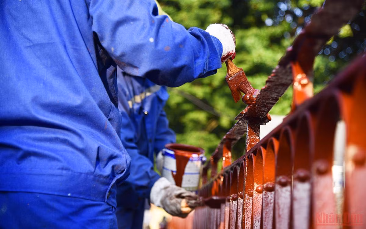 “Thay áo mới” cho cây cầu 120 năm tuổi -0