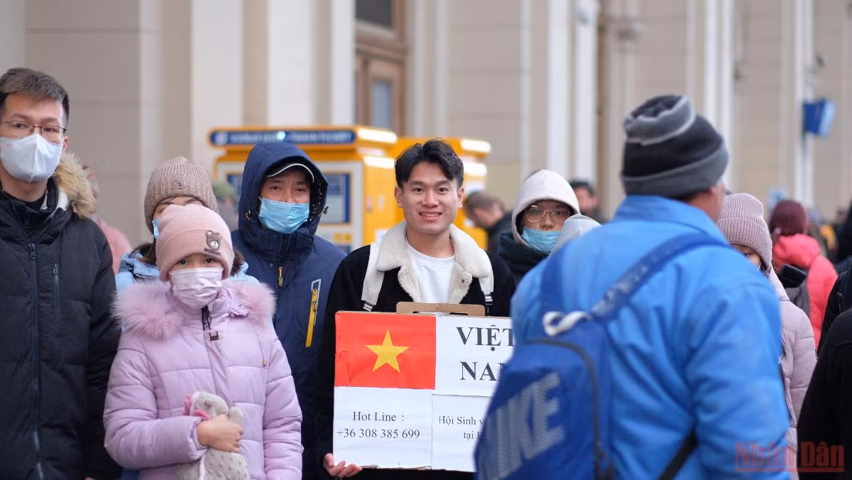 Những màu áo thanh niên trên biên giới Ukraine -0