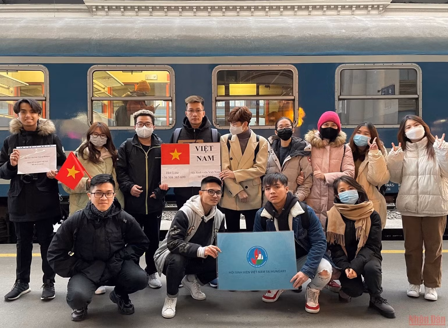 Những màu áo thanh niên trên biên giới Ukraine -0