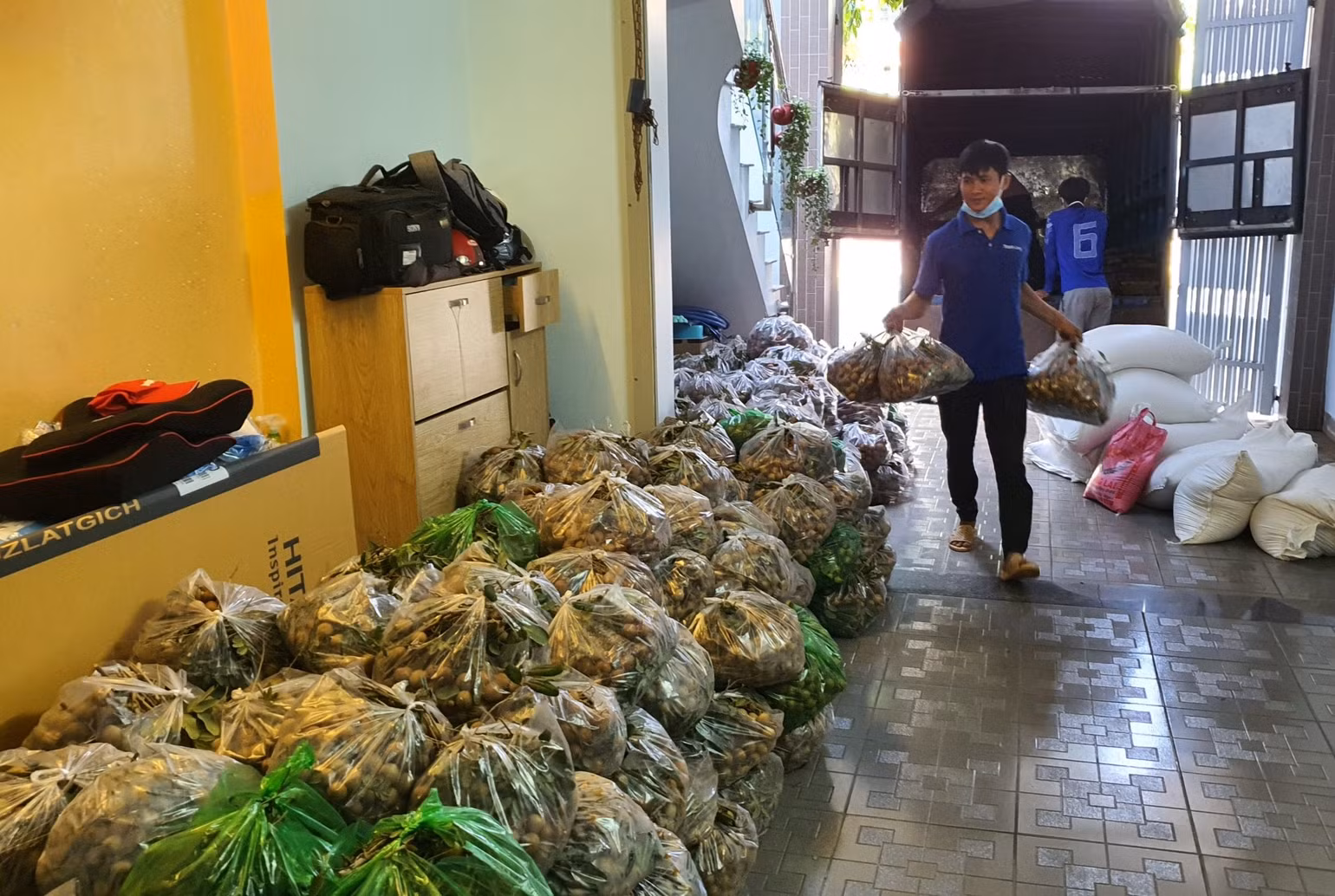 Đưa nông sản địa phương đến với lao động nghèo -0