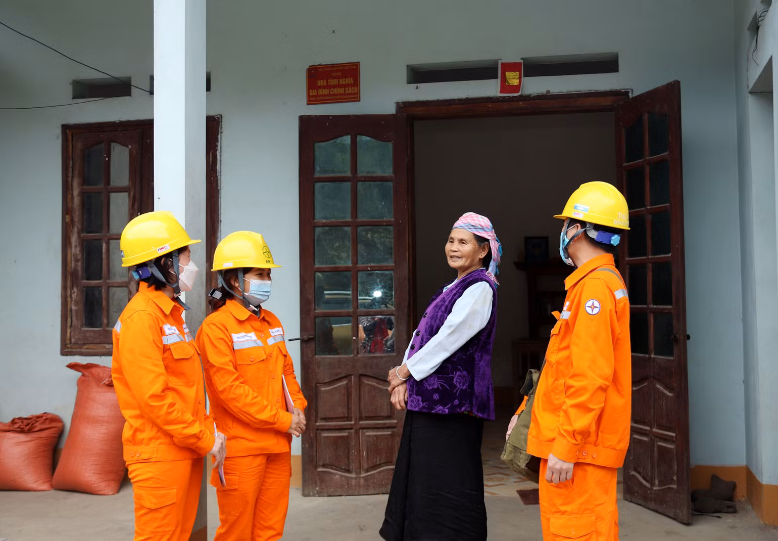EVN góp phần giúp bà con miền núi thoát nghèo -0