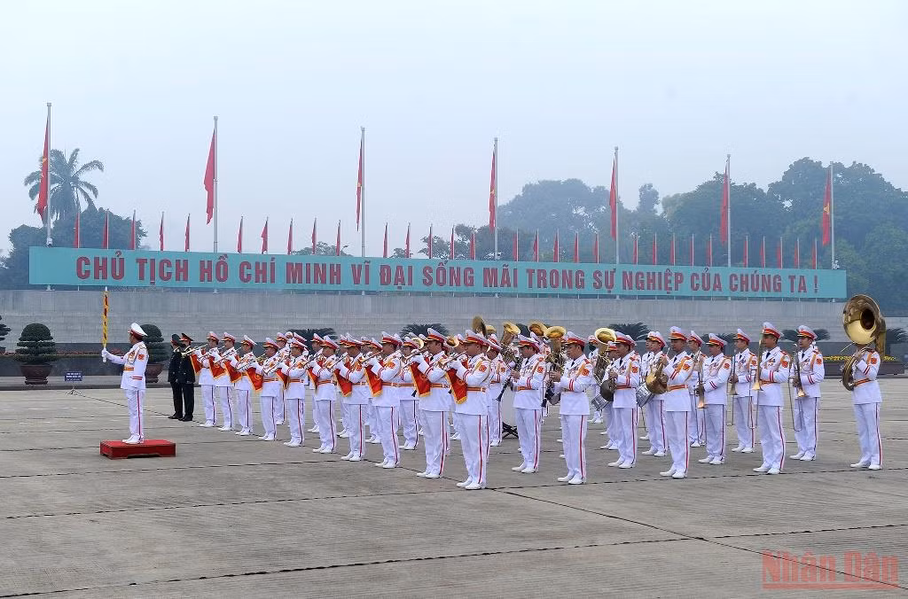 Các đại biểu Quốc hội vào Lăng viếng Chủ tịch Hồ Chí Minh -0
