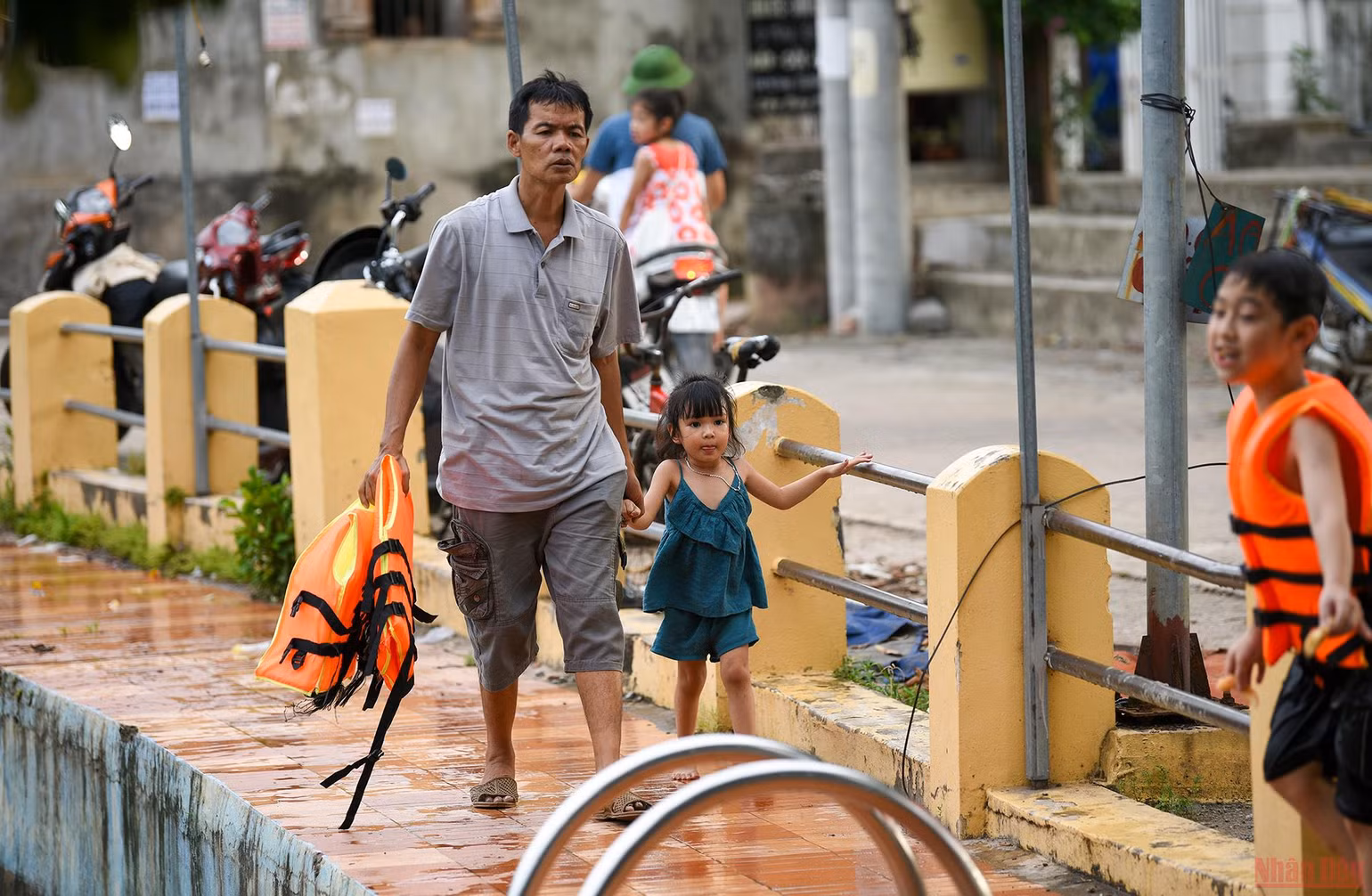 Ao làng nước màu xanh lục thủy ' biến' thành bể bơi cho trẻ em -0