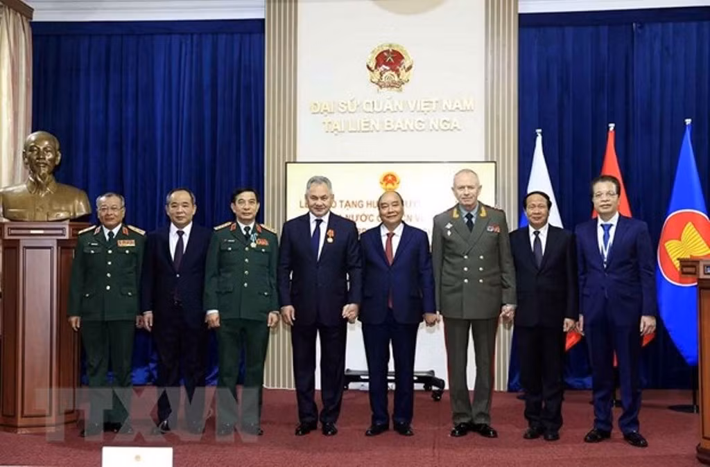 Chủ tịch nước trao huân chương cho lãnh đạo quân đội, an ninh LB Nga -0