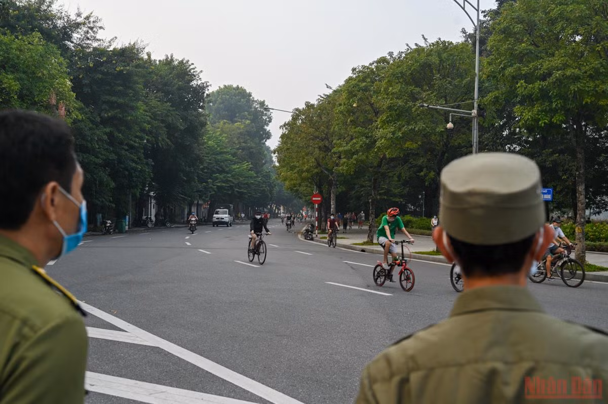Người dân Hà Nội xuống đường tập thể dục sau nhiều ngày giãn cách -0