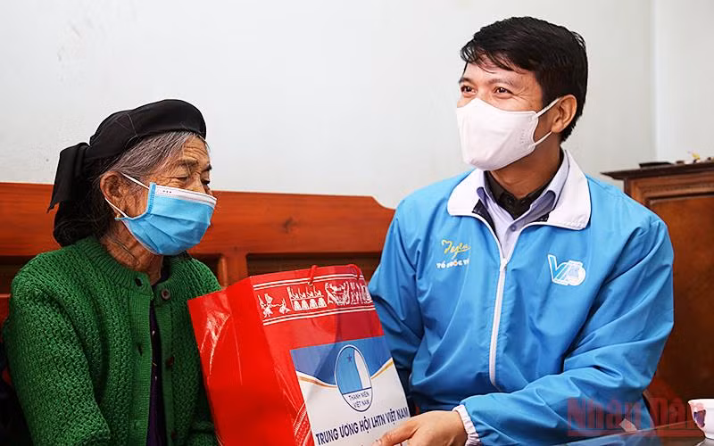 Ngăn chặn sớm những biểu hiện suy thoái trong đoàn viên và đảng viên trẻ -0