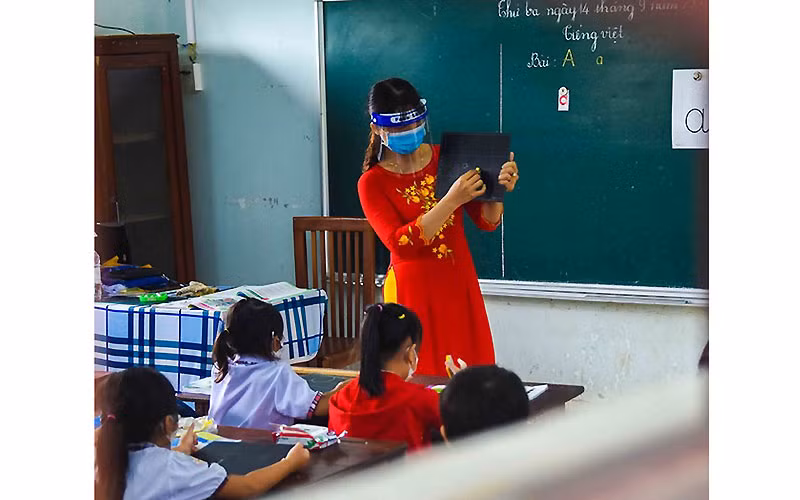 Lớp học đặc biệt giữa mùa dịch Covid-19 tại Cà Mau -0