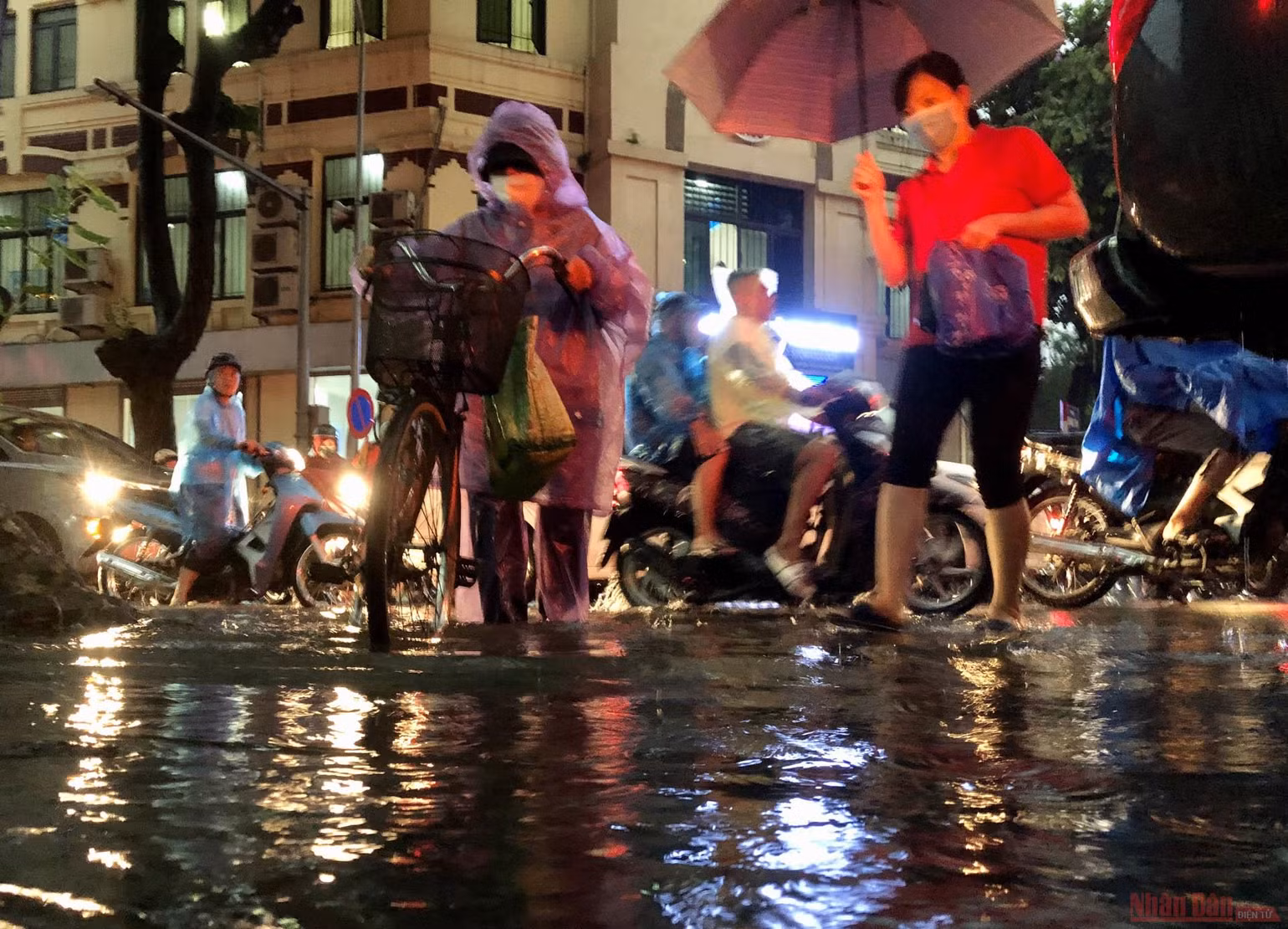 Ngập sâu, ùn tắc giao thông sau trận mưa lớn tại Hà Nội -1