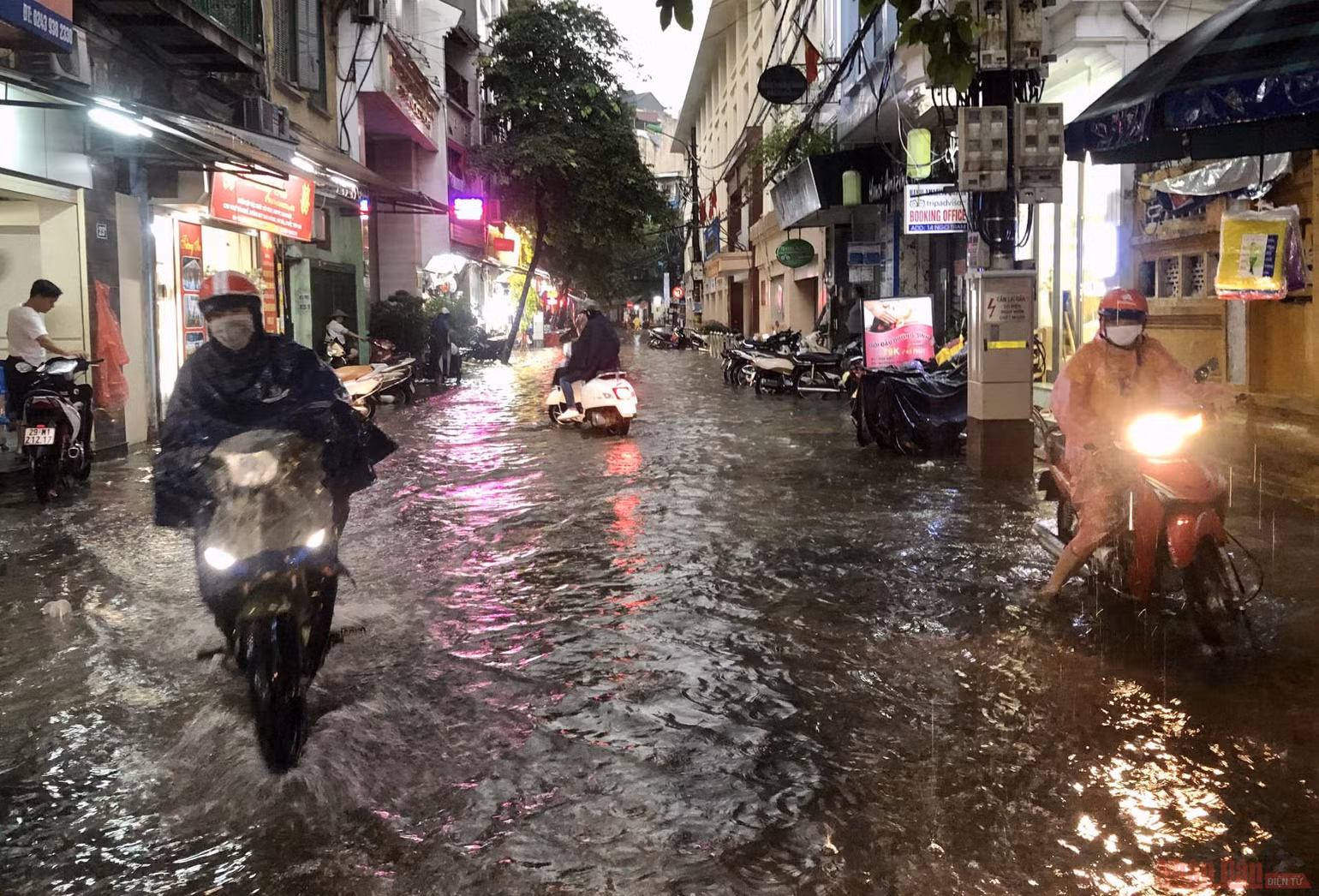 Ngập sâu, ùn tắc giao thông sau trận mưa lớn tại Hà Nội -3