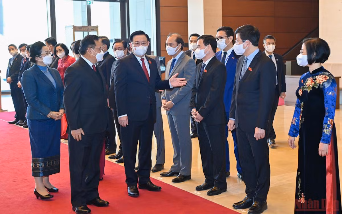 Chủ tịch Quốc hội Vương Đình Huệ đón, hội đàm với Chủ tịch Quốc hội Lào Saysomphone Phomvihane -3