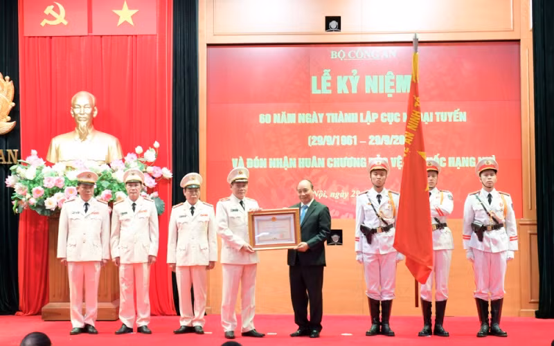Tập trung xây dựng lực lượng ngoại tuyến cách mạng, chính quy, tinh nhuệ, hiện đại -0