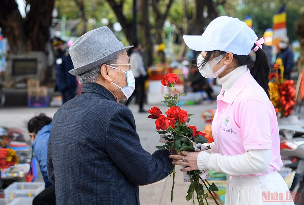 Thị trường quà tặng Valentine 2022: Đa dạng sản phẩm, mua sắm online lên ngôi -0