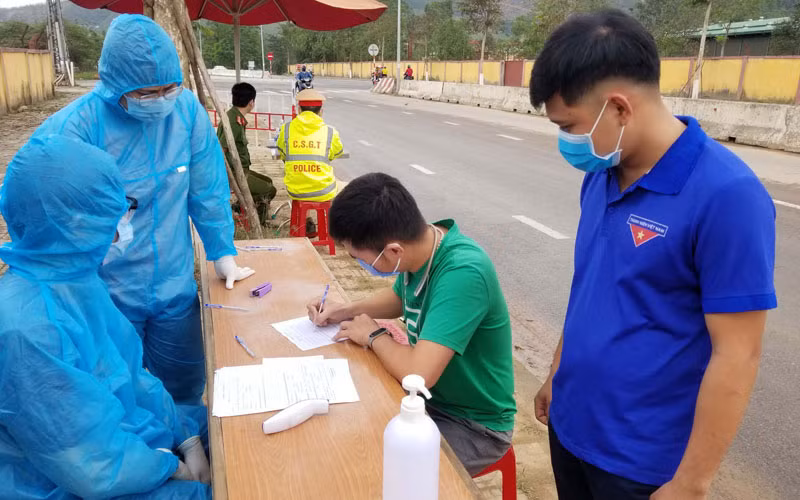 Tuổi trẻ Đà Nẵng tình nguyện trực chốt kiểm soát xuyên Tết -0