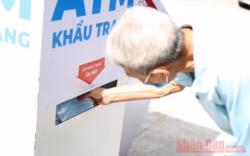 Trao tặng hơn 170 nghìn khẩu trang y tế, chung tay đẩy lùi đại dịch -2