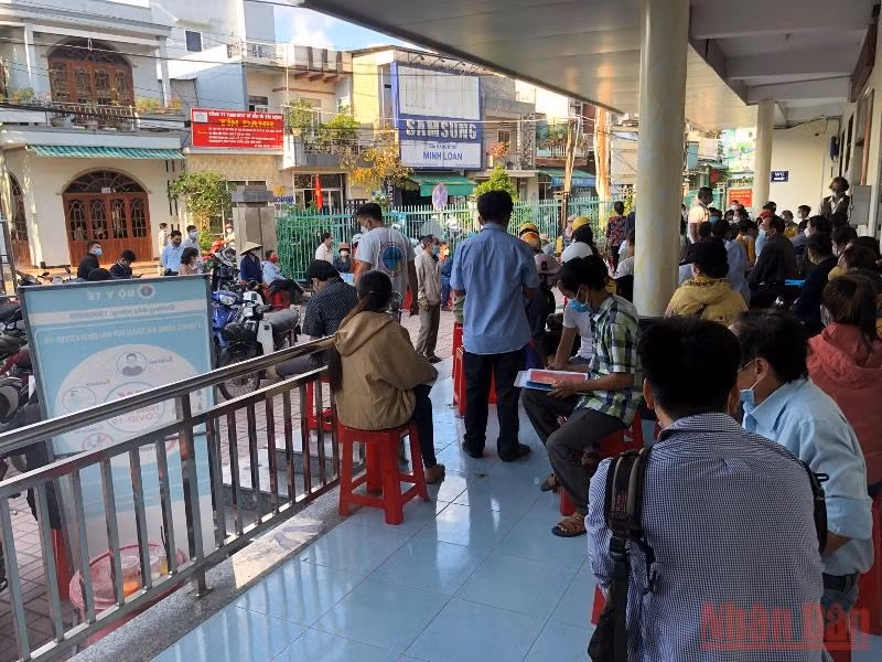 Thị xã Đức Phổ khắc phục tình trạng người dân đi làm thủ tục đất đai lúc nửa đêm -0