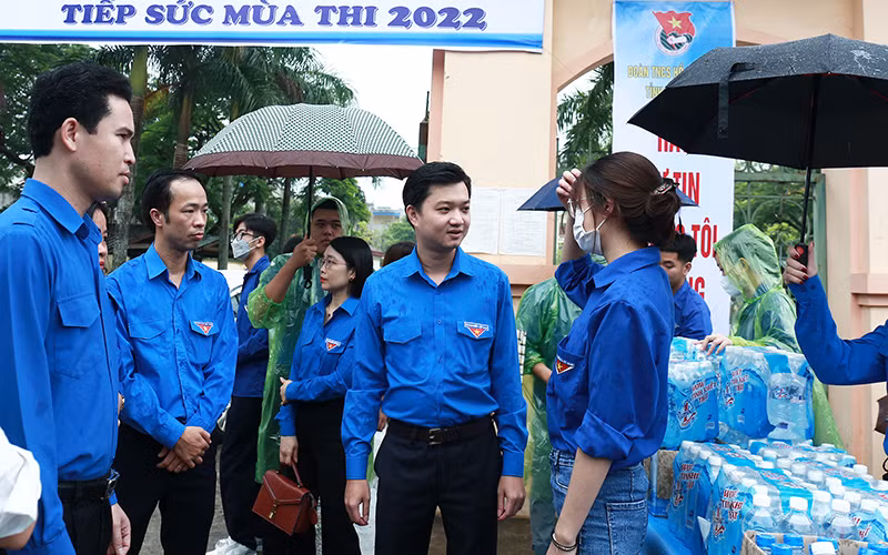 Tình nguyện viên “Tiếp sức mùa thi” đội mưa hỗ trợ thí sinh -0