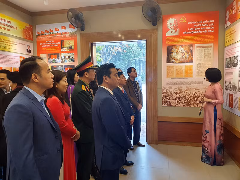 Triển lãm chuyên đề: Đảng Cộng sản Việt Nam qua các kỳ Đại hội -0