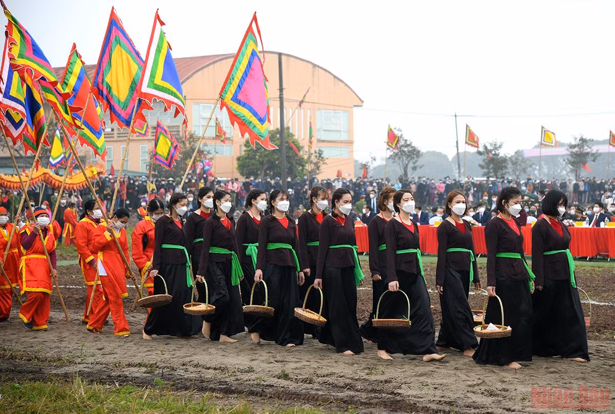 Chủ tịch nước Nguyễn Xuân Phúc xuống đồng cày ruộng tại Lễ Tịch điền Đọi Sơn -0