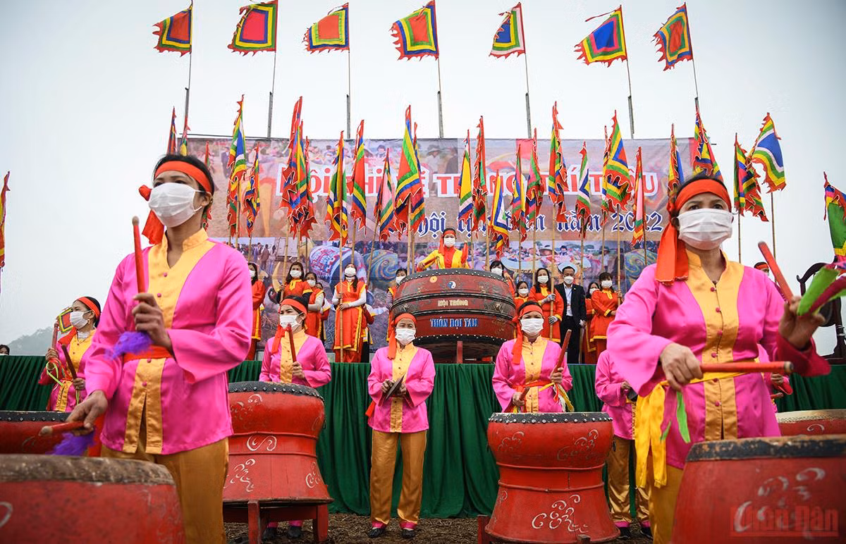 Chủ tịch nước Nguyễn Xuân Phúc xuống đồng cày ruộng tại Lễ Tịch điền Đọi Sơn -0