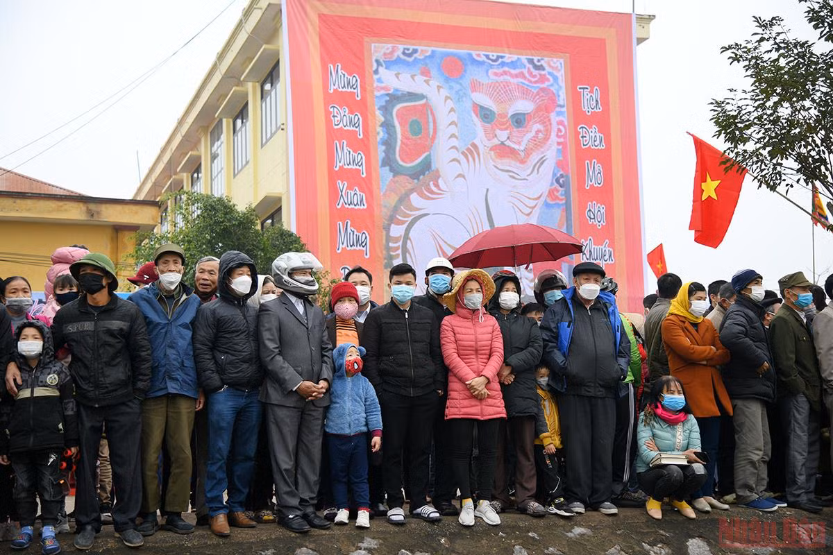 Chủ tịch nước Nguyễn Xuân Phúc xuống đồng cày ruộng tại Lễ Tịch điền Đọi Sơn -0
