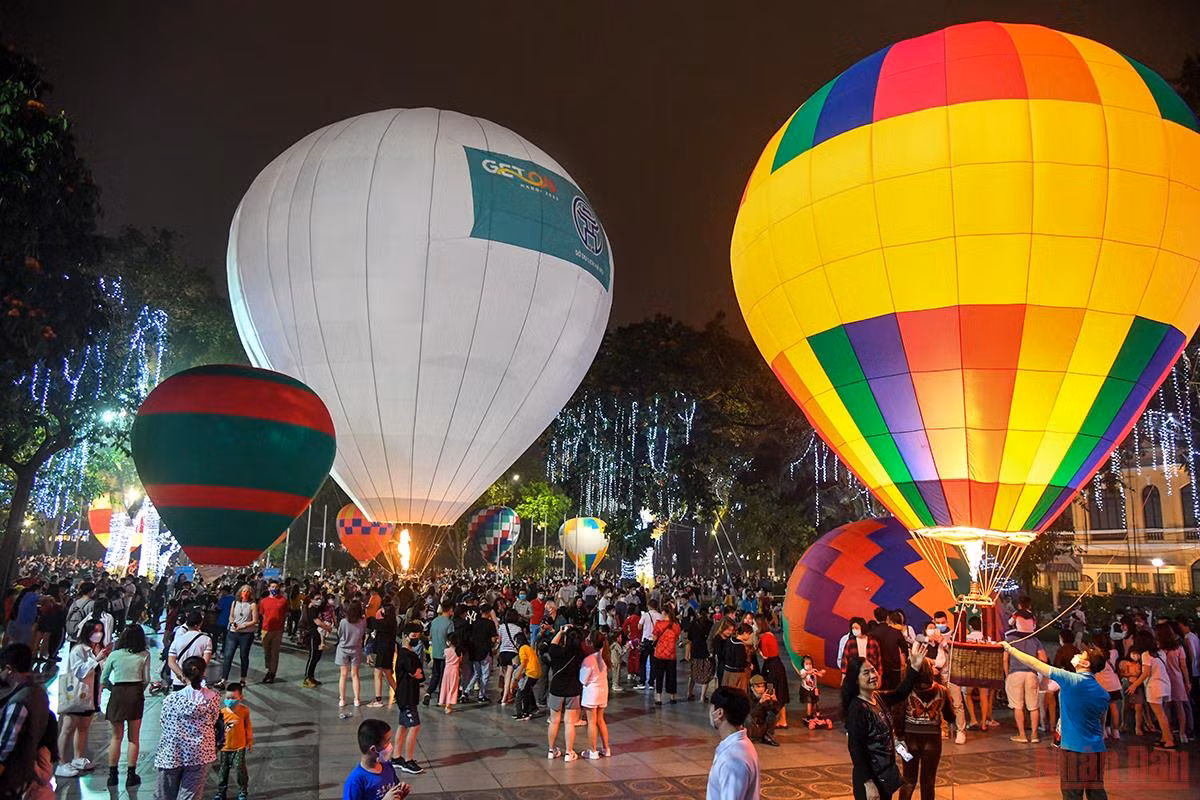 Người Hà Nội vui thích với Lễ hội khinh khí cầu -0
