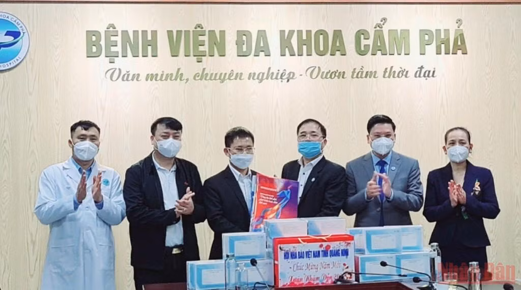 Hội nhà báo tỉnh Quảng Ninh tặng quà cho các thầy thuốc và bệnh nhân trong dịp Tết -0