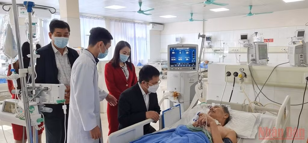 Hội nhà báo tỉnh Quảng Ninh tặng quà cho các thầy thuốc và bệnh nhân trong dịp Tết -0