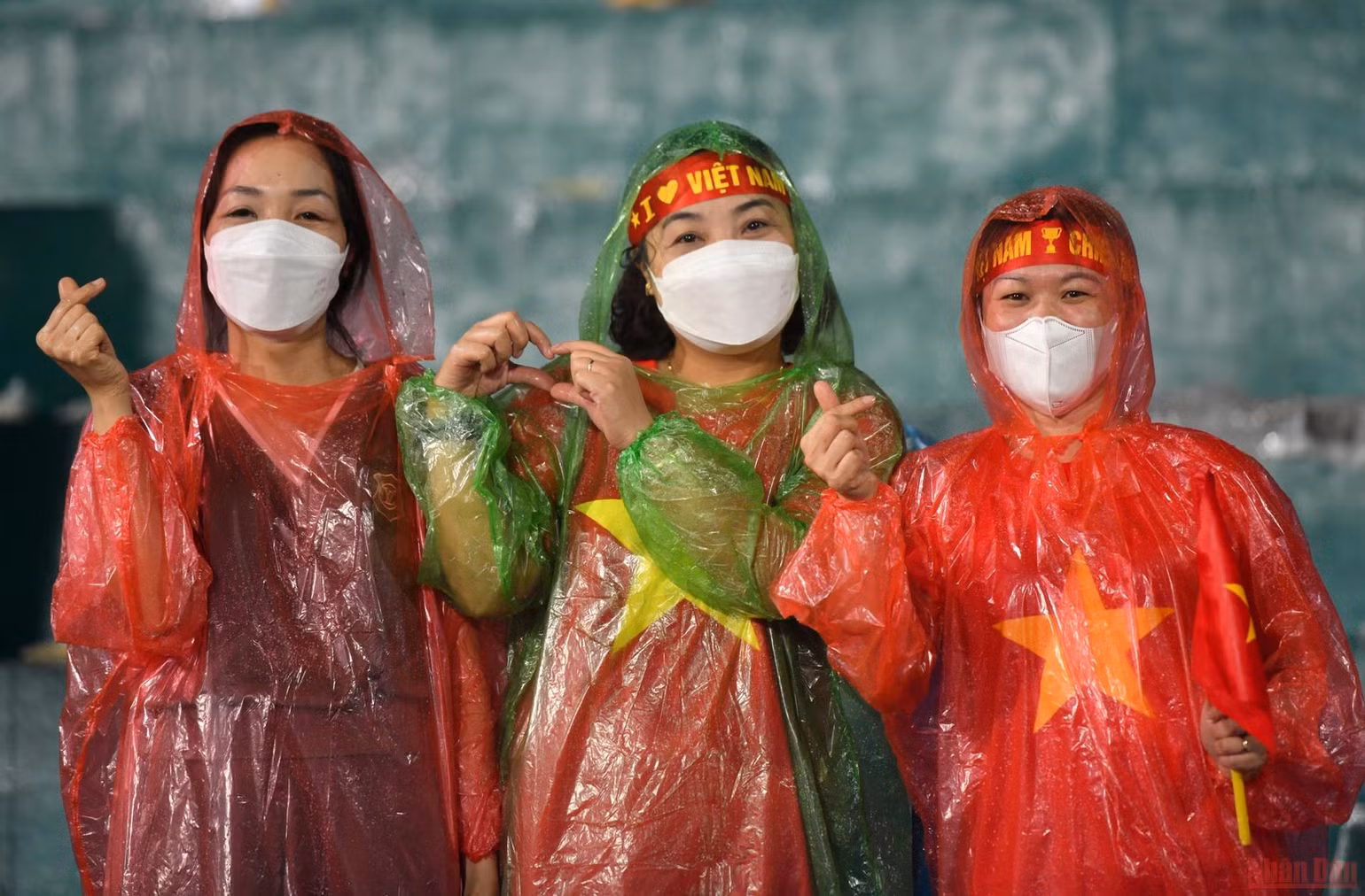 Người hâm mộ vỡ òa tại “chảo lửa” Việt Trì -0