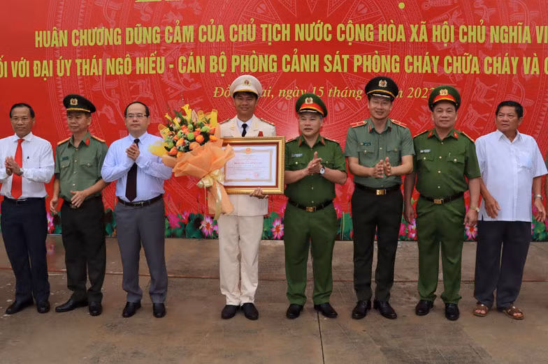 Trao Huân chương Dũng cảm cho Đại úy Thái Ngô Hiếu -0