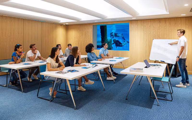 Sau tòa tháp cao nhất thế giới, Dubai mở cửa bể lặn sâu nhất thế giới -0