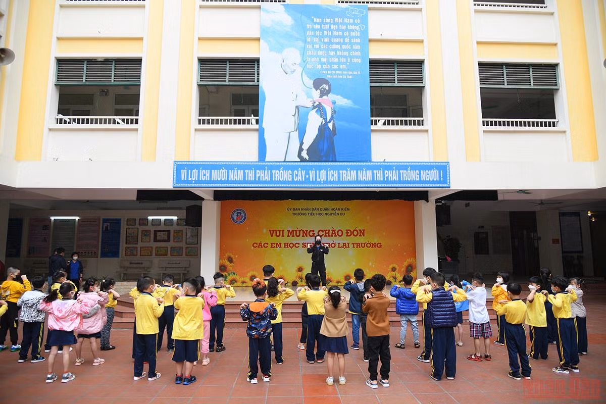 “Ngày đầu tiên” đến trường của học sinh lớp 1 tại Hà Nội -0