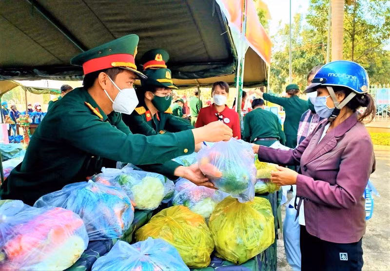 Hàng nghìn suất quà Tết đến với người nghèo, người dân biên giới tỉnh Đắk Lắk -0
